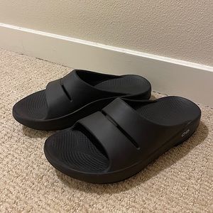 black oofos women’s sandals! size 8, in great condition!